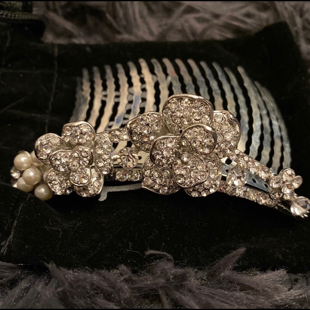 Viva pearl and crystal hair comb  👰